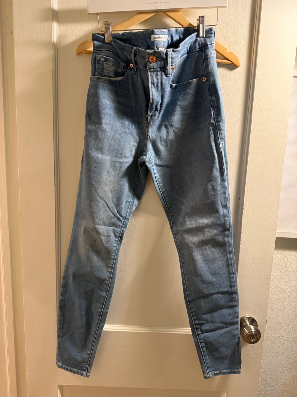 Good American Slim Jeans in Light Blue Denim